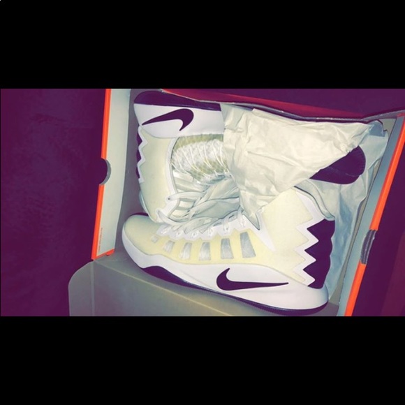 NEVER WORN NIKE HYPERDUNKS - Picture 4 of 4